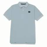 Remera tipo polo color petróleo con cuello de punto acanalado, puños de manga de punto plano y parche de silicona con el logo de Cat en el lado izquierdo del pecho.