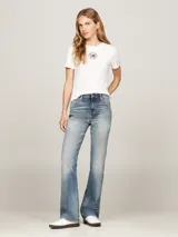 Remera blanca de corte slim con cuello redondo y logo de Tommy Hilfiger estampado en el pecho.