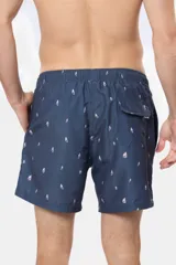 Short de baño azul marino con estampado de veleros blancos, cintura elástica con cordón ajustable, dos bolsillos laterales y suspensor de malla fina.