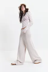 Remera de encaje blanco con cuello redondo y mangas largas.