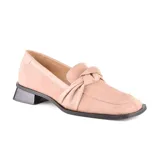 Zapato mocasín color rosa pálido, de cuero, con punta cuadrada, detalle de lazo en la capellada y taco bajo cuadrado color negro.