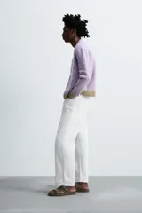 Cárdigan lila con diseño floral, cuello redondo, manga larga, rib en puños y ruedo, y cierre frontal con botones.