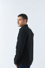 Sobrecamisa azul marino de twill de algodón con cuello clásico, cierre frontal con botones a tono, dos bolsillos de parche con solapa abotonada en el pecho, mangas largas con puños abotonados y corte regular.