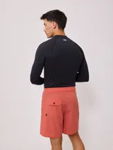 Remera de surf Rusty de manga larga, color negro con logo blanco en el pecho.