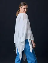 Poncho negro de tejido calado con lurex, terminación asimétrica y cuello redondo.