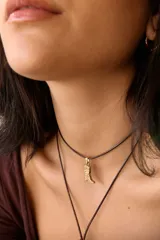 Dije dorado con forma de bota cowboy con detalles calados.