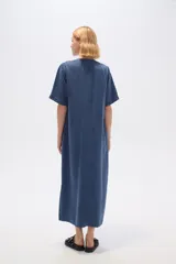 Vestido midi azul de lyocell con cuello en V y mangas cortas.