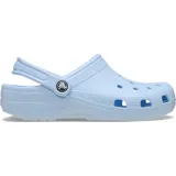Zuecos Crocs Classic color lila, livianos, frescos y cómodos, con orificios de ventilación y correa trasera ajustable.