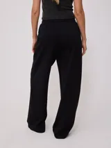 Pantalón deportivo jogger color beige, de pierna ancha y corte holgado.