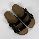 Sandalias negras con dos tiras anchas ajustables con hebilla metálica.