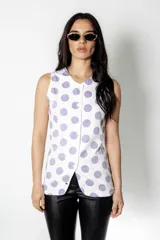 Chaleco blanco con estampado de lunares lilas, corte recto y botones al frente.