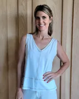 Musculosa blanca con escote en V y breteles anchos.