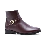 Bota corta de cuero negro con hebilla lateral y taco bajo.