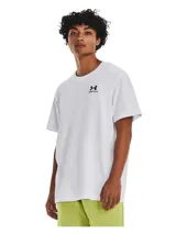 Remera blanca de Under Armour con logo negro bordado en el pecho.