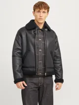 Campera aviador negra de poliuretano con cuello de piel sintética, cierre con cremallera, bolsillos frontales y mangas largas.