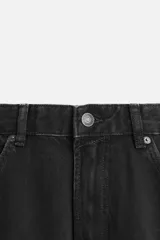 Pantalón de jean celeste con efecto lavado, corte amplio tipo baggy y cinco bolsillos.