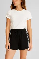 Short negro de lino y viscosa, con cintura elastizada y cordón ajustable. Presenta rayas verticales blancas en los laterales.