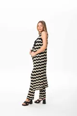 Chaleco largo de hilo con spandex, color negro con patrón zig zag dorado.