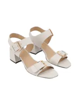 Sandalias negras de cuero con taco bloque, hebillas metálicas doradas y suela antideslizante de caucho.