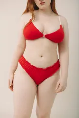 Pantie de algodón suave y fresco, con terminaciones fruncidas y diseño cómodo.