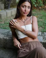 Collar plateado de alpaca con eslabones de diferentes formas y tamaños.