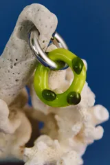 Aros colgantes de acero quirúrgico con dije circular de cristal de Murano color verde claro con tres incrustaciones circulares en verde oscuro.