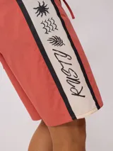 Short de baño color verde agua con estampado lateral en negro, blanco y amarillo. Ajuste con cordón en la cintura.