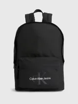 Mochila negra de poliéster reciclado, con compartimento principal con cremallera y logo de Calvin Klein en la parte frontal.