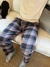 Pantalón de pijama de franela con diseño escocés, elástico en la cintura y dos bolsillos.