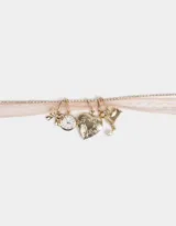 Set de dos chokers: uno con cinta de encaje color durazno y otro con cadena dorada y multidijes colgantes (relicario, corazón, candado, moño y perla).