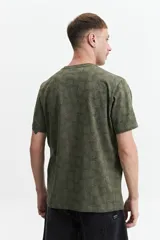 Remera blanca con estampado abstracto en tonos grises, de manga corta, corte regular y cuello redondo.