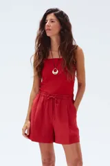 Short rojo de lino con cintura elastizada y cordón ajustable.