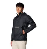 Cortaviento tipo anorak de color negro, con capucha ajustable con cordón y cierre frontal de media cremallera. Presenta un gran bolsillo canguro central con solapa y un bolsillo con cremallera en la manga. El tejido cuenta con tecnología Omni-Shield™ y es guardable en un bolsillo interior.