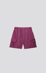 Bermuda cargo color borgoña de corderoy liviano, con cintura elástica, bolsillos amplios con solapa, fuelle y detalles en cinta gross. Calce oversize.