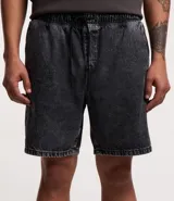 Bermuda de jean celeste con cintura elástica y cordón de ajuste, bolsillos laterales y traseros.