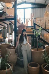 Pantalón de vestir negro de tiro alto, corte recto y pierna ancha. Presenta pliegues frontales y bolsillos laterales.