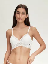 Conjunto de ropa interior blanco, compuesto por un bralette con encaje y una tanga con encaje.