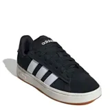 Championes Adidas Grand Court Alpha negros con las tres tiras blancas y suela blanca con detalle marrón.