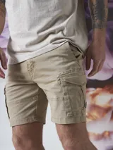 Bermuda de gabardina color marrón con múltiples bolsillos tipo cargo.