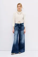 Pantalón de jean azul de tiro alto, corte palazzo y pierna ancha.