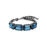 Pulsera rígida con cadena gruesa bañada en rutenio negro y cristales octogonales azules. Cierre de mosquetón y Swarovski Zirconia en el extremo del alargador.