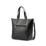 Cartera tipo tote color negro, confeccionada en cuero sintético. Tiene doble asa de mano, correa bandolera regulable y extraíble, cierre superior y herrajes plateados. Cuenta con un compartimento principal, un bolsillo interno con cierre, dos bolsillos internos abiertos y un bolsillo externo con cierre.