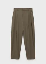 Pantalón color verde oliva, de corte recto y largo, con tiro medio, trabillas y pinzas.