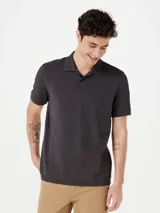Camiseta tipo polo de manga corta, color azul oscuro, con cuello y tapeta de dos botones.