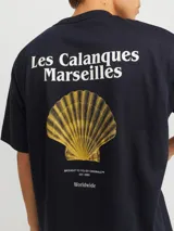 Remera negra de algodón con cuello redondo, corte holgado y manga corta. Estampa en la espalda con dibujo de una almeja amarilla y texto en blanco.