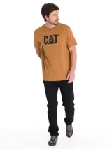Pantalón de jean de calce slim, color celeste claro, con cinco bolsillos y logo CAT en la parte trasera.