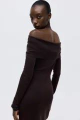Vestido tobillero de punto fino suave color marrón oscuro, con escote off-the-shoulder con doblez ancho y mangas largas.