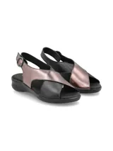 Sandalias color beige con tiras cruzadas en la capellada, una tira color dorado y otra color beige. Tiene una tira trasera con hebilla para ajustar al tobillo y suela baja.