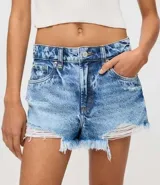 Short de jeans de mujer, modelo slim fit, color celeste claro con efecto desgastado y terminación deshilachada en el ruedo. Presenta tiro alto, trabillas para cinturón y cierre frontal tradicional.