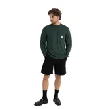 Remera verde de waffle con bolsillo en el pecho y mangas largas.